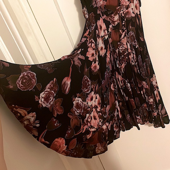 Gorgeous Floral Mini Dress w/ Cold Shoulders - Picture 4 of 7